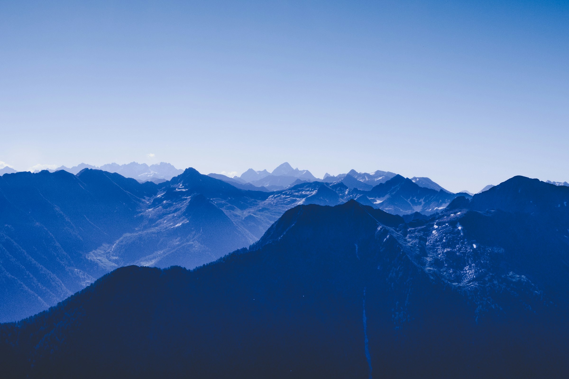 Bergketten in blauem Dunst, aus der Luft gesehen