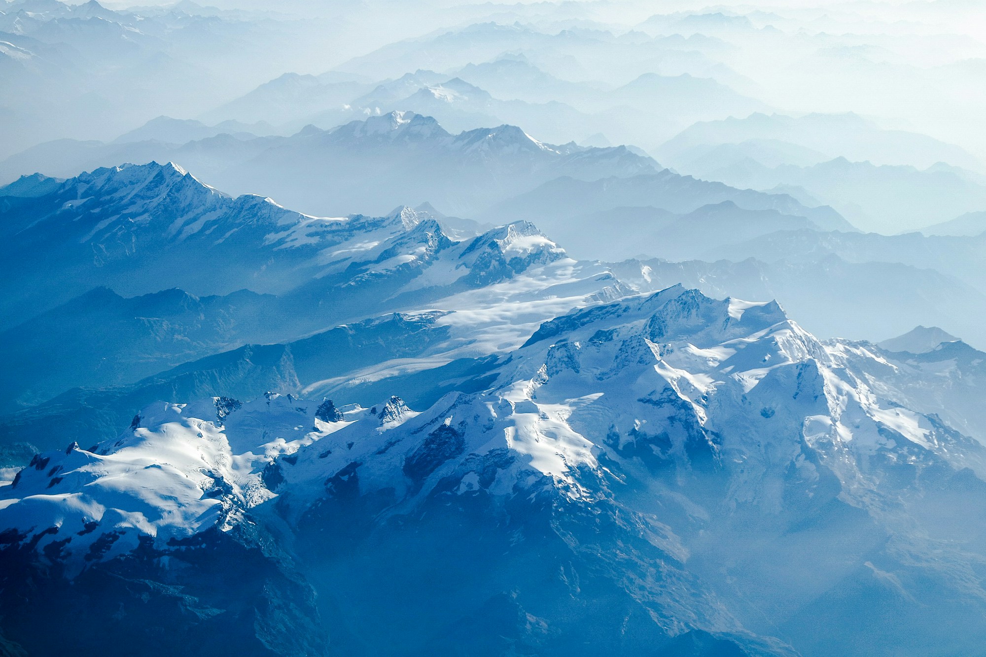 Schneebedeckte Berge, aus dem Flugzeug gesehen