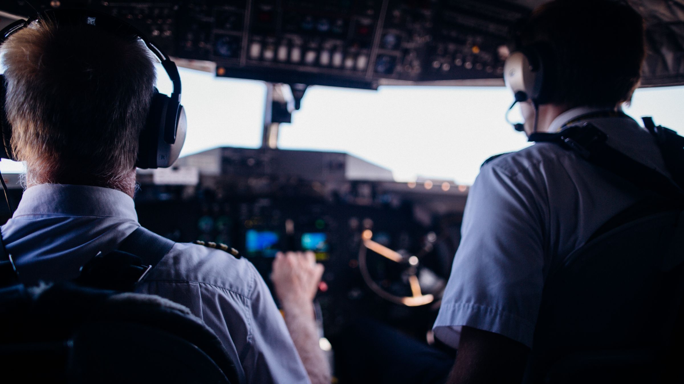 Pilot und Copilot im Cockpit, Blick nach vorn