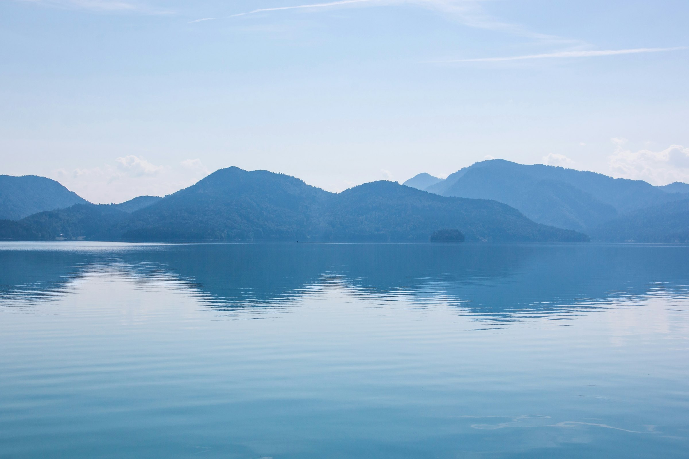 Ruhiger See vor einer Bergkette